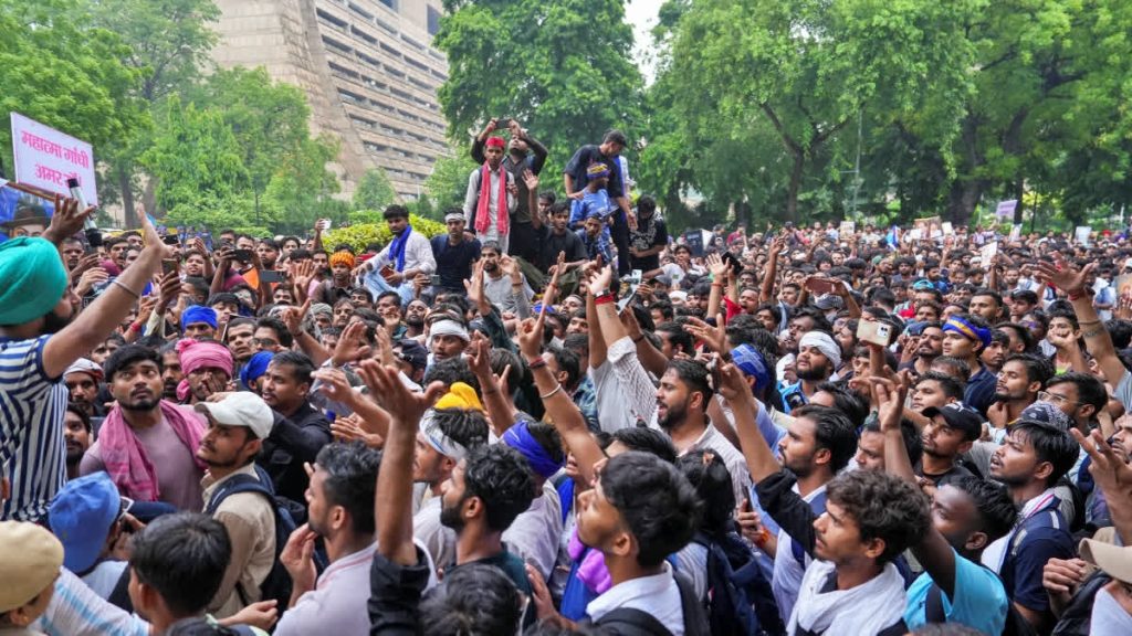 संसदेत घुसखोरी करणाऱ्या कॉकरोचना दिल्ली पोलिसांच्या लाठीचा तडाखा