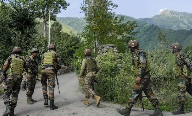शोपियान मध्ये ‘लष्कर’च्या टॉप कमांडरला घातल्या गोळ्या