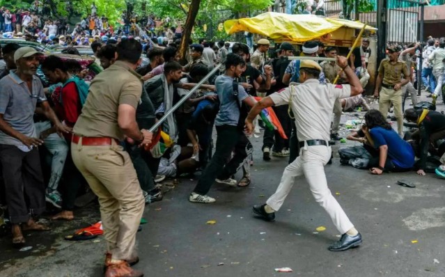 “आंदोलन झाले म्हणून लाठीमार करण्याचा अधिकार नाही”