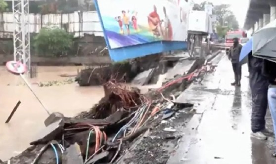 भांडूपमध्ये रस्ता खचला; टेम्पो, झाड गेले वाहून