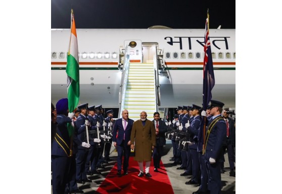 मोदी न्यूझीलंड दौऱ्यावर; पंतप्रधान लक्सन यांनी मिठी मारून केले स्वागत