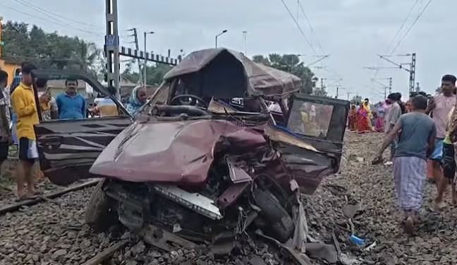 पश्चिम बंगालमध्ये ट्रेनची कारला धडक; दोन विद्यार्थ्यांसह तिघांचा मृत्यू