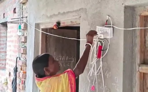 विजेसाठी १२ वर्षांचा संघर्ष; जनता दरबारानंतर घरात प्रथमच पेटला बल्ब