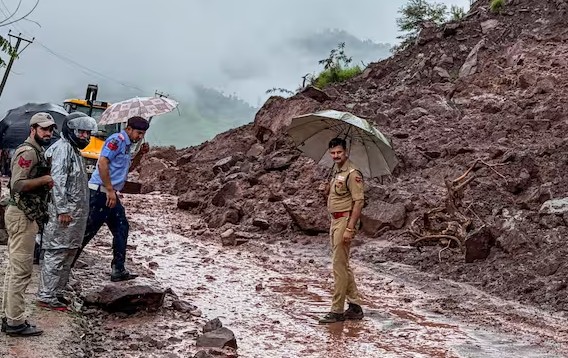 भूस्खलनामुळे जम्मू-श्रीनगर महामार्ग ठप्प; शेकडो भाविक अडकले