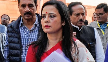 महुआ मोइत्रा यांच्या कार्यालयावर अंडी आणि वांगी फेकली