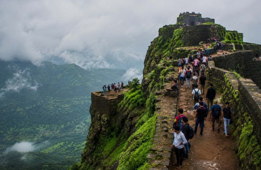 ‘सिया पॉइंट’च्या गर्दीने लोहगड किल्ला धोक्यात; वारसा संवर्धनासाठी मुख्यमंत्र्यांकडे धाव