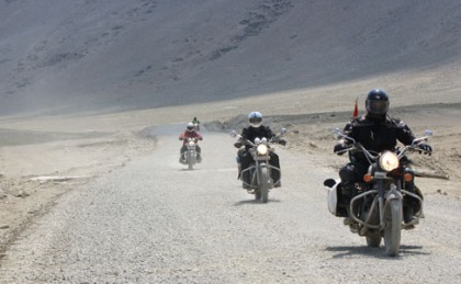 लडाखच्या संरक्षित वन्यजीव क्षेत्रात ऑफ-रोडिंग