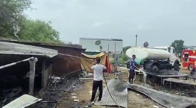 अहमदाबादमध्ये फटाका कारख्यान्यातील भीषण स्फोटात ८ कामगारांचा मृत्यू