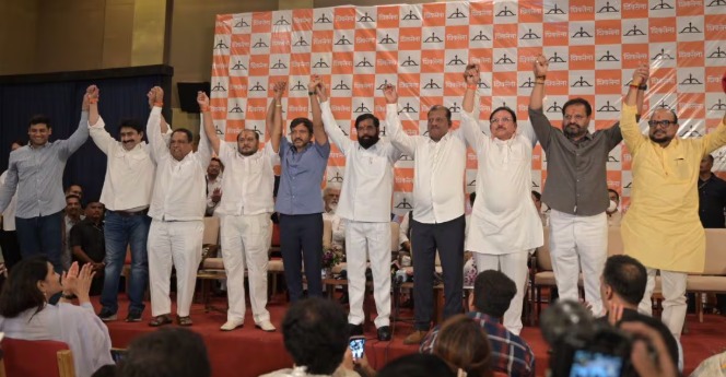 सहा बंडखोर खासदारांच्या शिंदे सेनेतील विलीनीकरणाला मान्यता