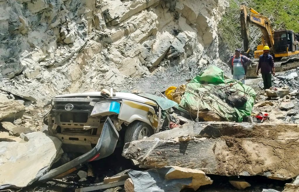 हिमाचलमध्ये प्रचंड दगडाखाली टाटा सुमो चिरडली