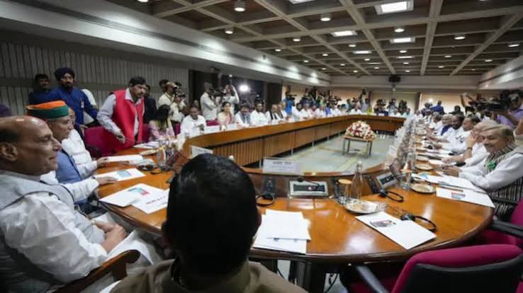 बंडखोर खासदारांसाठी स्वतंत्र आसनांमुळे सर्वपक्षीय बैठकीत गोंधळ