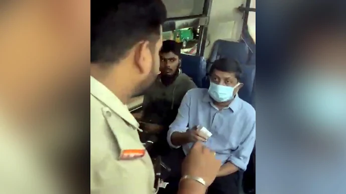 सुट्टे पैसे नाहीत म्हणून कंडक्टरने कर्नाटकच्या मंत्र्यालाच उतरवले!