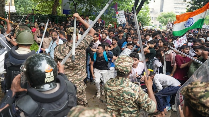 पोलीस लाठीचार्जचे व्हीडिओ पाहायला वेळ नाही!