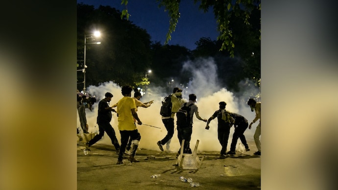 आम्ही दहशतवादी आहोत का म्हणणाऱ्या ‘विद्यार्थ्यांच्या’ हातात तलवारी, कुकरी