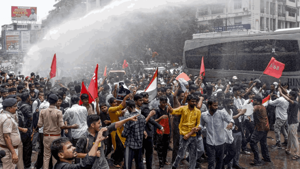 पाटण्यात विद्यार्थ्यांची हिंसक निदर्शने; पोलिसांकडून अश्रुधूर, पाण्याचा मारा