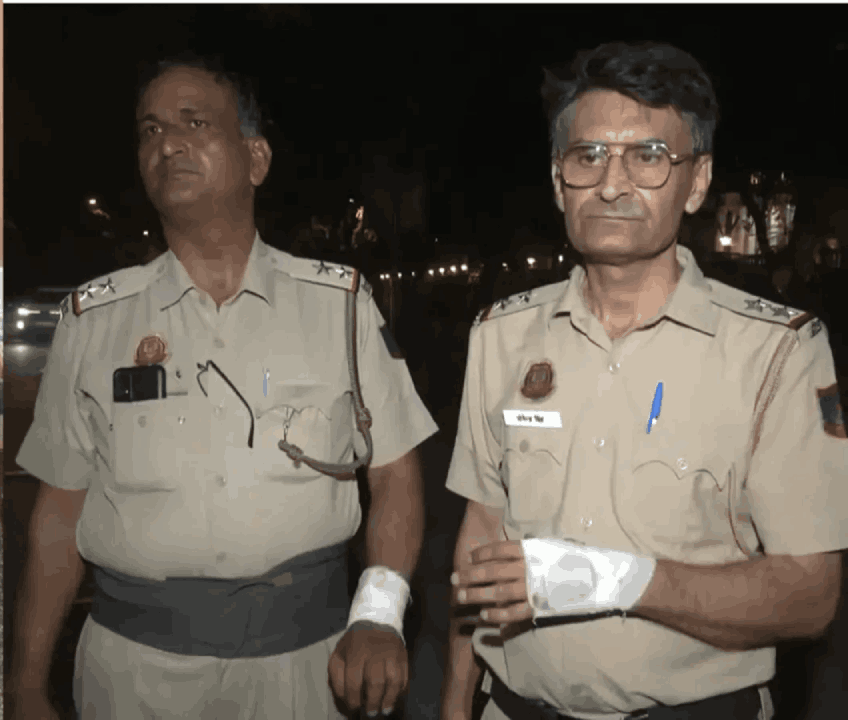 आंदोलकांची दरोडेखोरी! पोलीसांचे ओळखपत्र अन् सोन्याची साखळी लांबवली