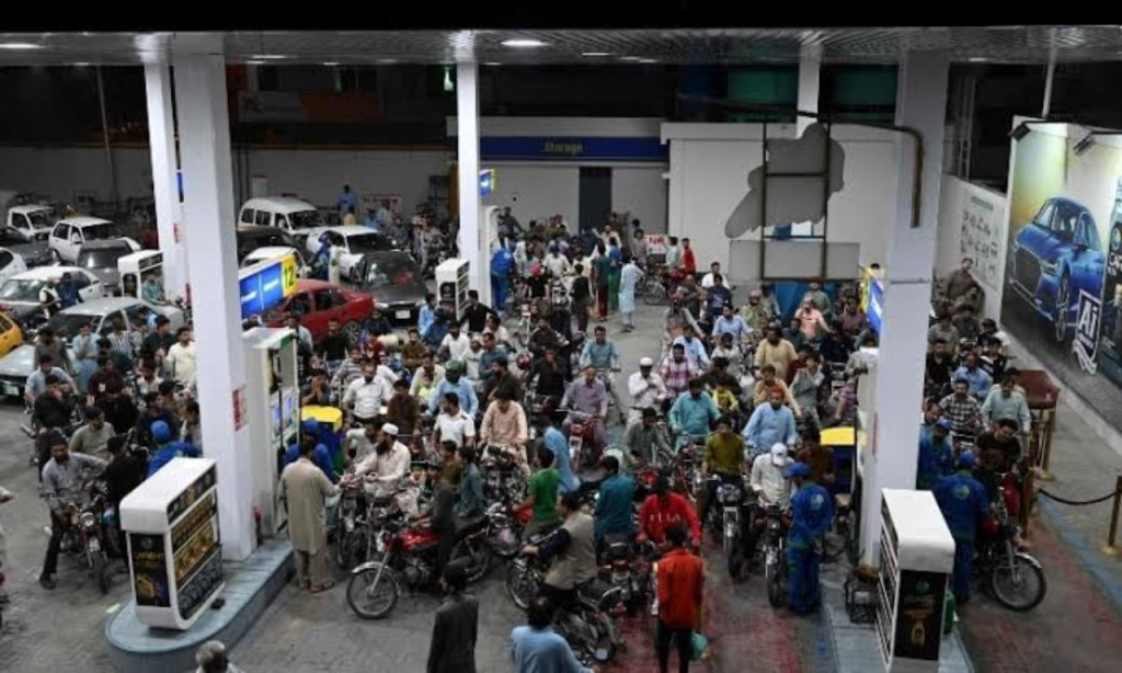 तेल दरवाढीने पाकिस्तानची कोंडी; पेट्रोल, बस-रिक्षा, मालवाहतुकीचे दर वाढले