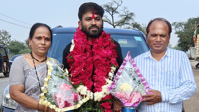 अभिजितने राजकारण नव्हे, करिअरकडे लक्ष द्यावं!