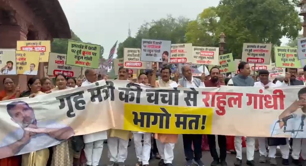 राहुल गांधी भागो मत…च्या गजरात अमित शहा समर्थनार्थ संसद परिसरात मोर्चा