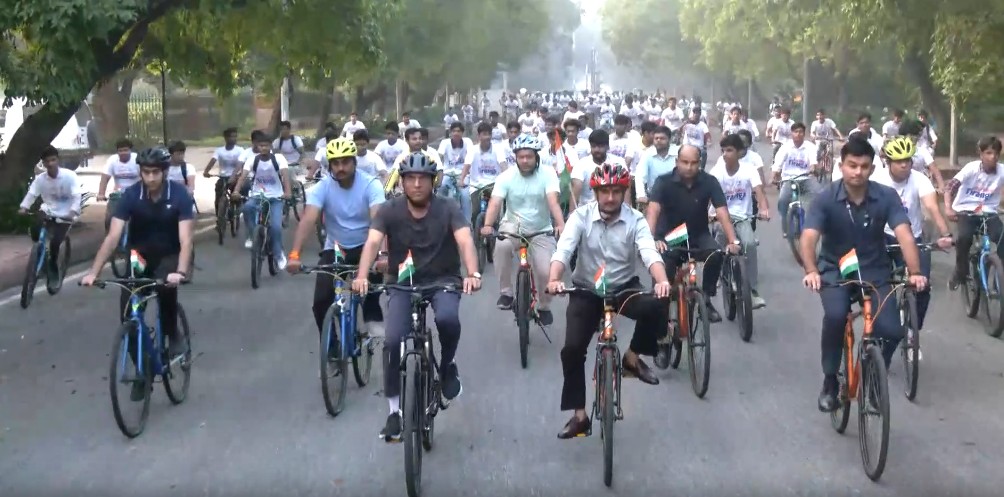 सायकलवर तिरंगा, मनात देशभक्ती; दिल्लीत ‘हर घर तिरंगा’चा जोश!