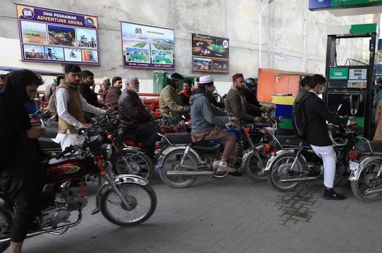 पाकिस्तानातील पेट्रोल पंपांना १५ ऑगस्ट पासून टाळे
