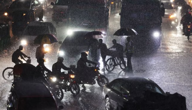 बांगलादेश अंधारात! १० तास लोडशेडिंग, ८ वाजताच दुकानं बंद