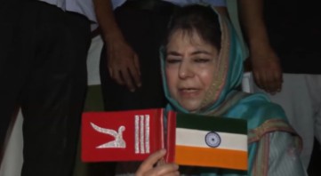 मेहबुबा मुफ्तींनी धरला तिरंगा उलटा
