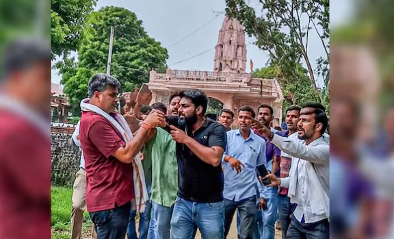 सरकारी शाळेची पाहणी करायला गेलेल्या ‘कॉकरोच’ना स्थानिकांनी हुसकावले