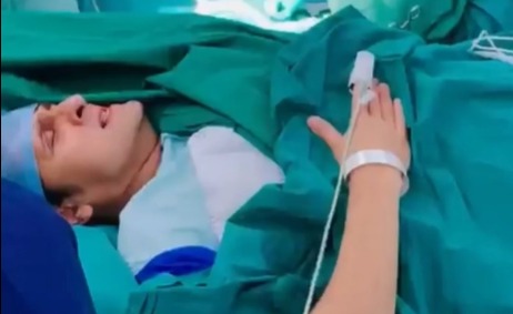सर्जरीच्या वेळी सोनू निगमने गायले रफींचे गाणे, व्हिडिओ व्हायरल