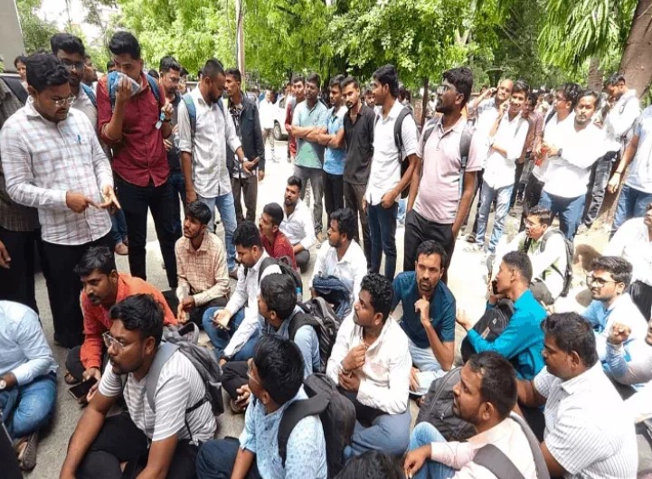हायकोर्ट लिपिक भरती परीक्षेत गोंधळ; सर्व्हर डाऊन, संतप्त विद्यार्थ्यांचा ठिय्या