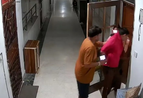 ऑर्डर उशिरा आली म्हणून डिलिव्हरी बॉयला घरात घेऊन मारहाण