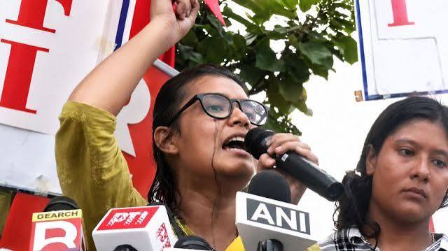 झारखंड आंदोलनात गेलेल्या नेहा बोराला मंचावरून उतरवले, शाई फेकली
