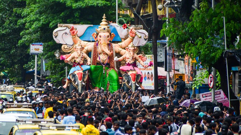 गणेशोत्सवाची चाहूल; मुंबईत बाप्पाच्या आगमनासाठी जल्लोषात तयारी