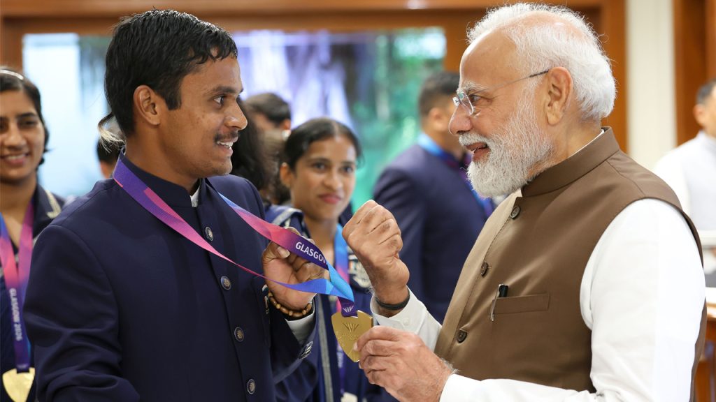 राज ठाकरे, आपण यांना ओळखलंत का?